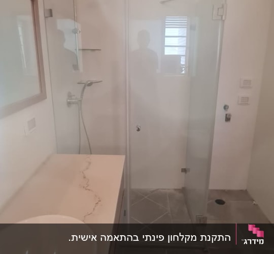 מקלחון זכוכית עם ראש מקלחת עגול ומדף קטן